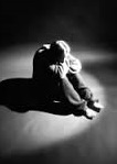 a relação entre a mente e corpo é tão forte que se olharmos ao espelho e fingirmos um rosto triste, o cérebro lê os sinais de tristeza e desencadeia um processo neuroquímico a todo o organismo que logo ficaremos REALMENTE tristes. Se fixarmos o espelho com um sorriso, mesmo que forçado, o cérebro envia sinais de alegria para o corpo e ficaremos mais alegres.